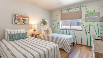 3 Schlafzimmer, Schreibtisch, Bügeleisen/Bügelbrett, Reisekinderbett