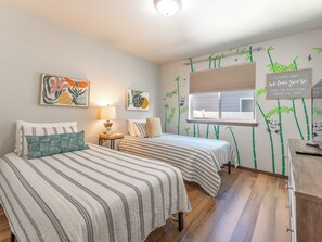 3 habitaciones, escritorio y tabla de planchar con plancha 