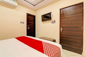 Deluxe Double Room, Multiple Bedrooms, City View | Free WiFi, bed sheets - Goroomgo Madhav Inn Lucknow (Lucknow)