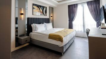 Ropa de cama de alta calidad, escritorio, wifi gratis y ropa de cama