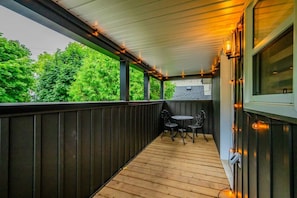 Outdoor dining - Stylish 1BD Steps from Downtown (Kitchener)