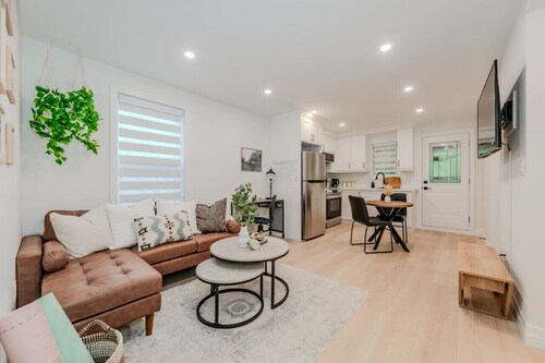 Stylish 1BD Steps from Downtown