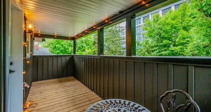 Stylish 1BD Steps from Downtown