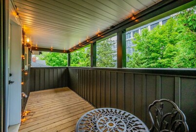 Stylish 1BD Steps from Downtown