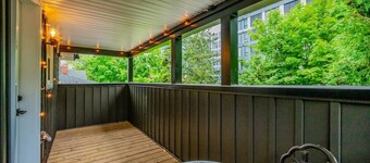 Stylish 1BD Steps from Downtown