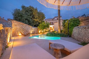 Una piscina al aire libre