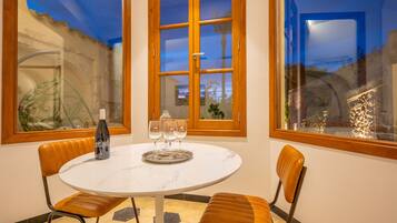 Dagelijks ontbijt met lokale gerechten (EUR 15 per persoon)