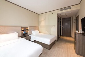 A hotel room with two beds, a desk, a TV, and a bathroom door. - Wanting Hotel (Zhengzhou Zhenghonghui Yinping Road Subway Station) (Zhengzhou)