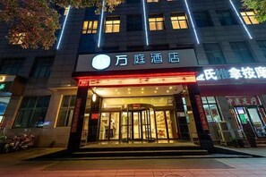 A hotel entrance with a prominent sign, a glass door, and a visible entrance area. - Wanting Hotel (Zhengzhou Zhenghonghui Yinping Road Subway Station) (Zhengzhou)