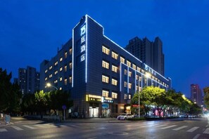 A multi-story hotel with a modern facade, large windows, and a prominent entrance. - Wanting Hotel (Zhengzhou Zhenghonghui Yinping Road Subway Station) (Zhengzhou)