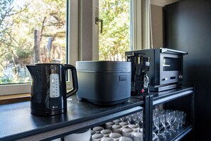Fridge, microwave, stovetop, electric kettle - THE CHATEAU  (Yoichi)