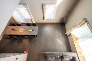 Flat-screen TV - THE CHATEAU  (Yoichi)