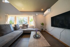 Flat-screen TV - THE CHATEAU  (Yoichi)