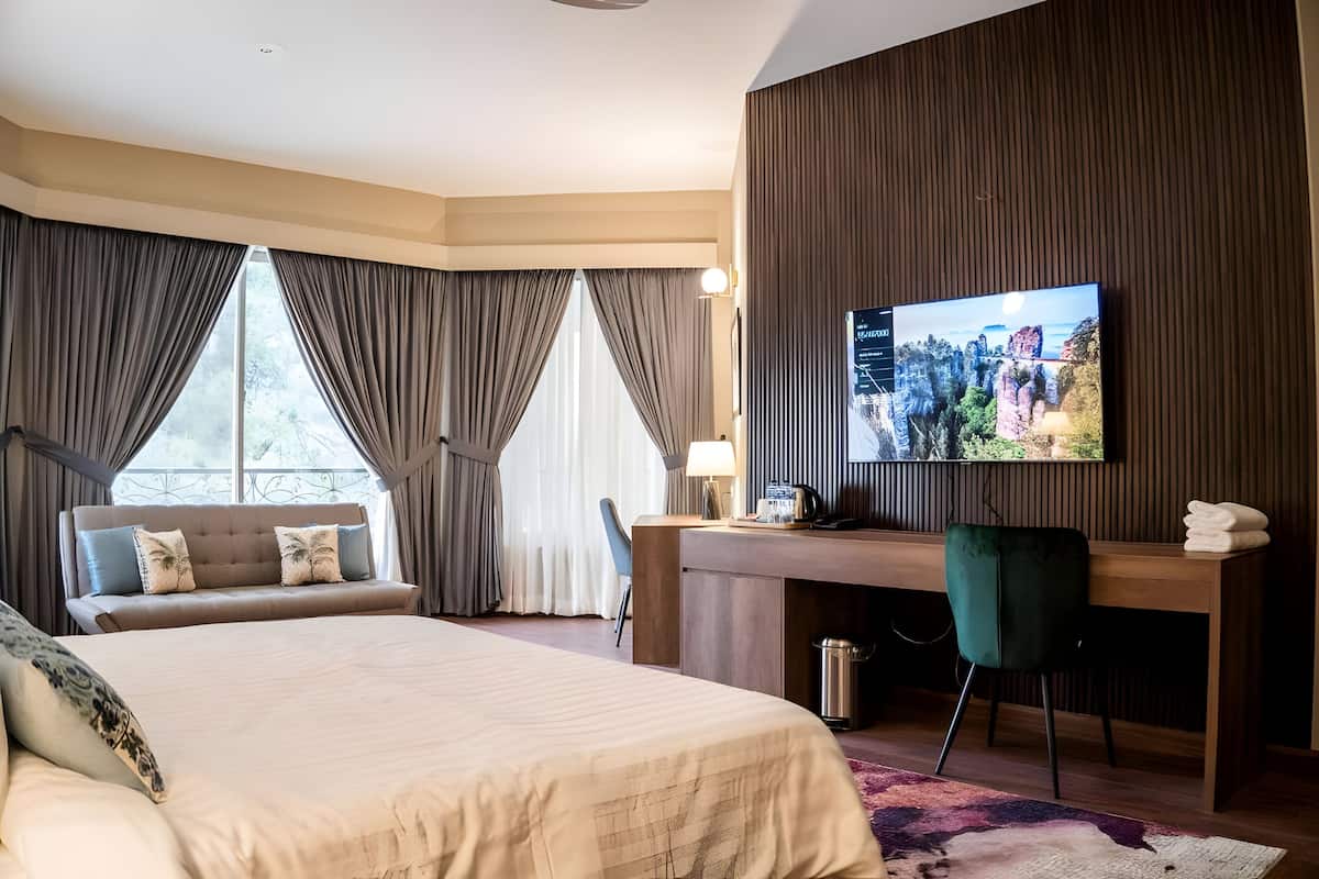 Deluxe suite, balkon, uitzicht op bergen | 1 slaapkamer, een kluis op de kamer, een bureau, een laptopwerkplek