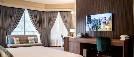 Suite Deluxe, balcon, vue montagne | Coffres-forts dans les chambres, bureau