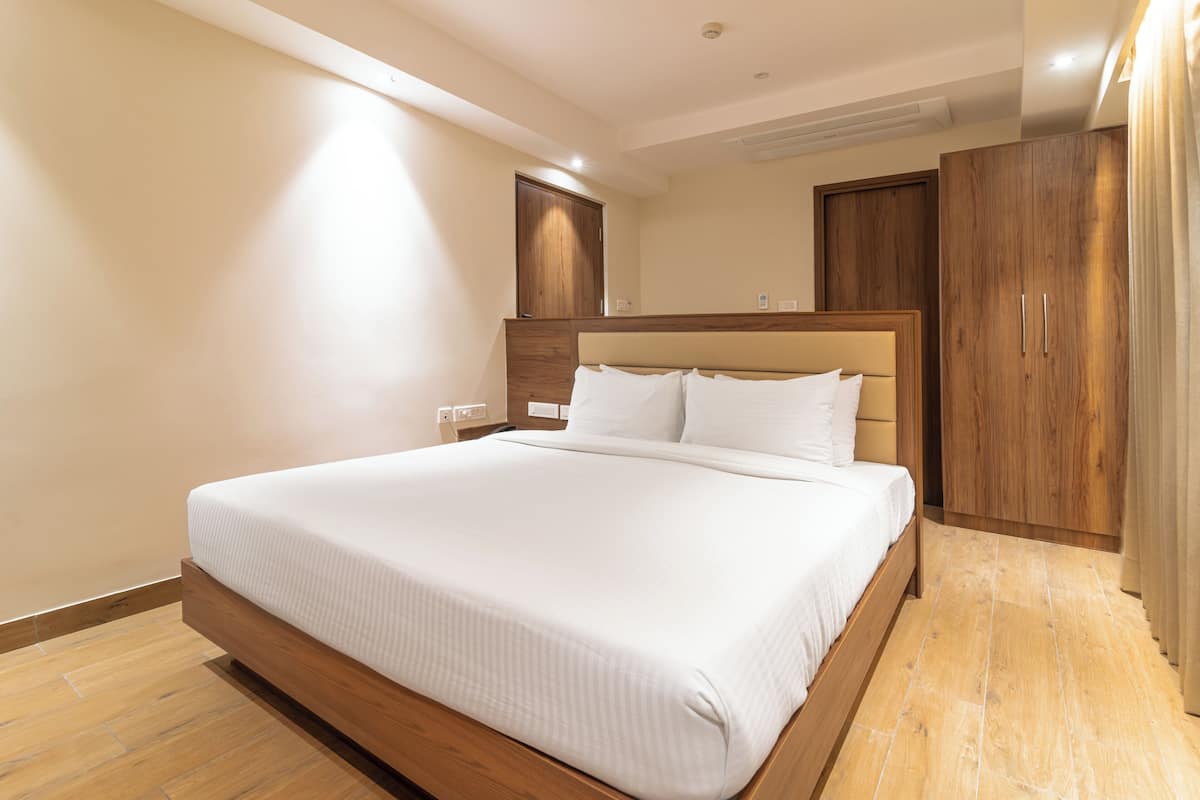 Quarto premium, vista para a cidade | Individualmente mobiliados, escrivaninha, Wi-Fi de cortesia