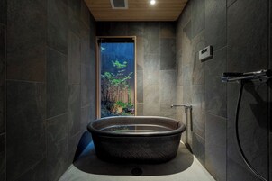 Casa tradicional, 2 habitaciones, cocina, vistas al jardín | Baño | Ducha y bañera combinadas y artículos de higiene personal gratuitos