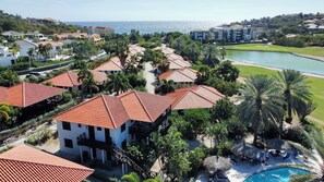 Ein Resort mit mehreren Gebäuden, einem Schwimmbad und einem Golfplatz.