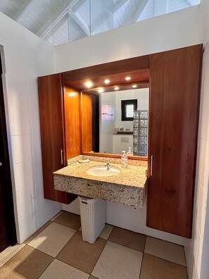 Shower, hair dryer - VIP Blue Bay Beach Villa 5 (Sint Michiel)