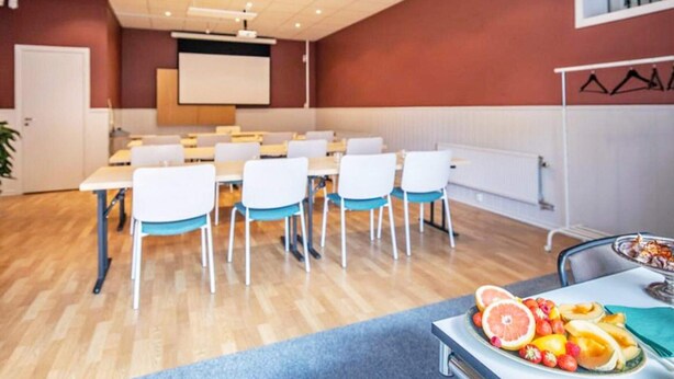 A conference room with a whiteboard, a projector, and a table with fruit. - 4 Star Holiday Home in Hisings Backa (Hisings Backa)