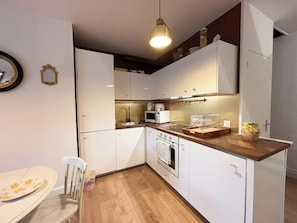 Fridge, microwave, oven, stovetop - Charming, quiet duplex "La Tourelle". (Rémalard-en-Perche)