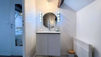 SĂšche-cheveux, bidet, serviettes fournies