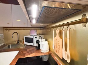 Frigorifero, microonde, forno, piano cottura