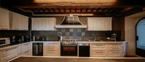Frigorifero, microonde, forno, lavastoviglie