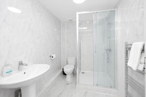Haartrockner, Handtücher, Seife, Toilettenpapier