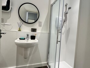 タオル、トイレットペーパー
