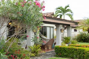 House, Accessible - Casa Portales by Acomodo Buenaventura (El Chiru)