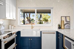 Fridge, microwave, oven, stovetop - Beautiful 4BD/2BA Hilltop Oasis (Phoenix)