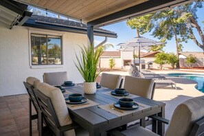 Outdoor dining - Beautiful 4BD/2BA Hilltop Oasis (Phoenix)