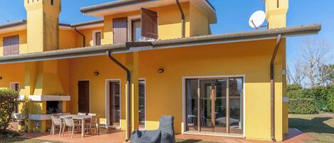 House (Ferienhaus mit Terrasse und Klimaanla) | Terrace/patio