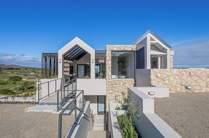 Executive Villa with Lagoon View | In-room safe, free WiFi, bed sheets - The Shark Bay Private Villas (Langebaan)