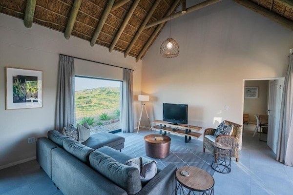 Villa ejecutiva | Zona de estar | Smart TV de 40 pulgadas con canales por cable, una chimenea