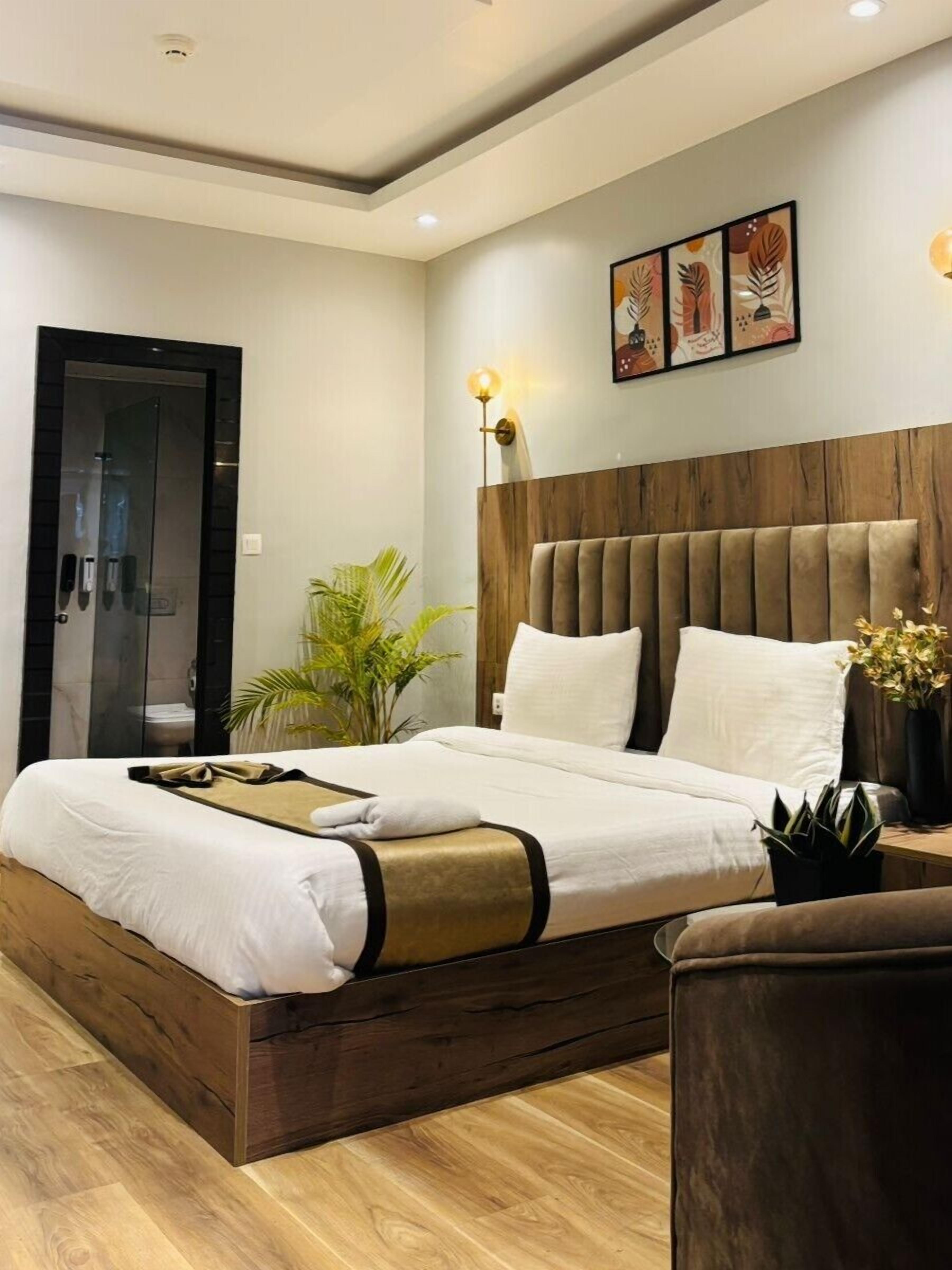 Deluxe Room | Free minibar items, desk, laptop workspace, blackout drapes