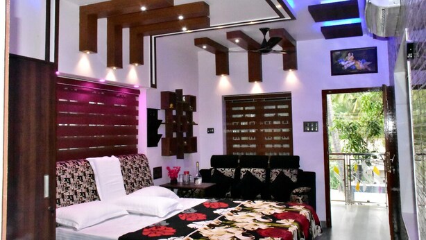 Un dormitorio moderno con una cama, un escritorio y un ventanal.