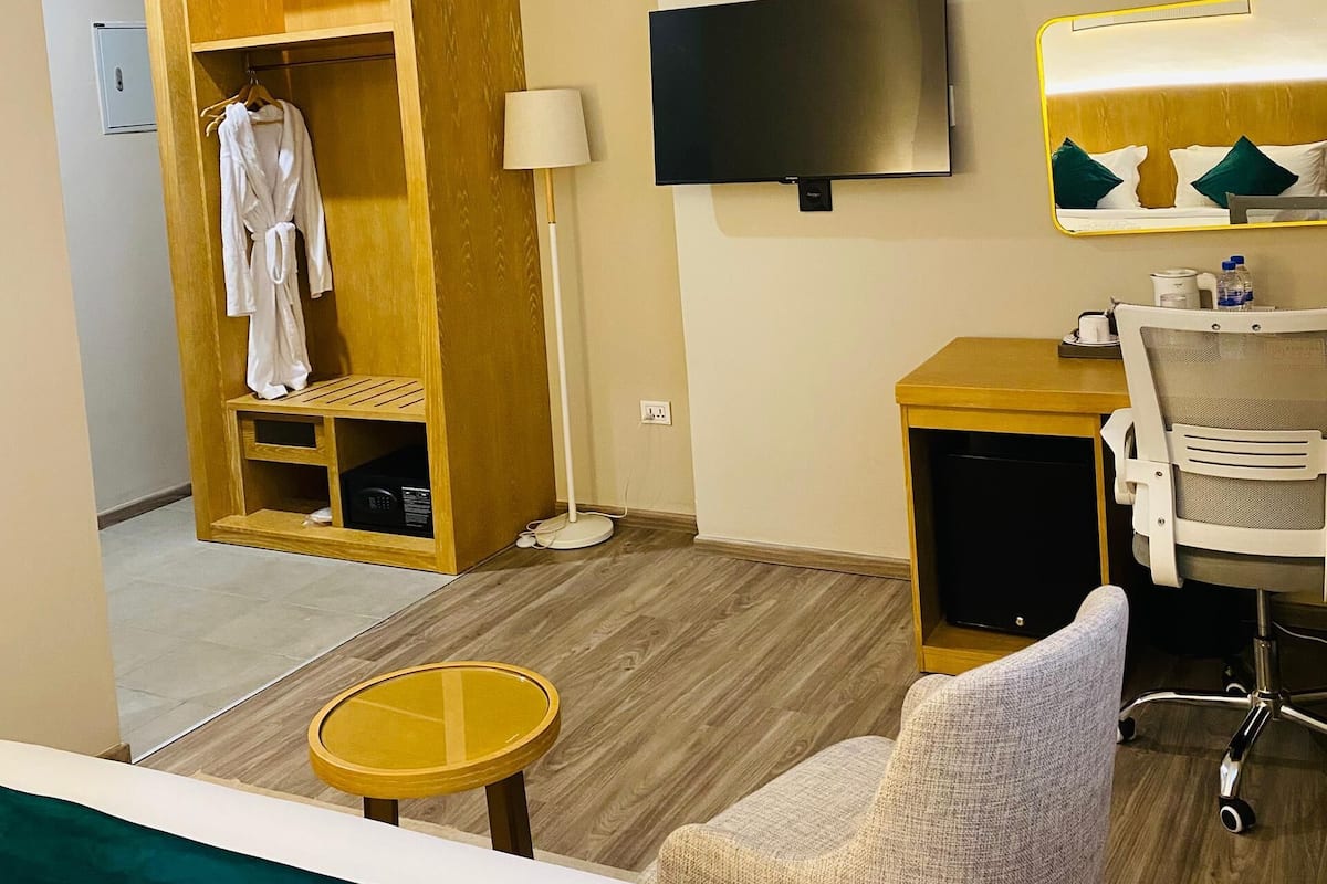 Caja de seguridad en la habitación y cortinas blackout