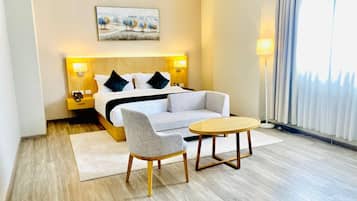 Caja de seguridad en la habitación y cortinas blackout