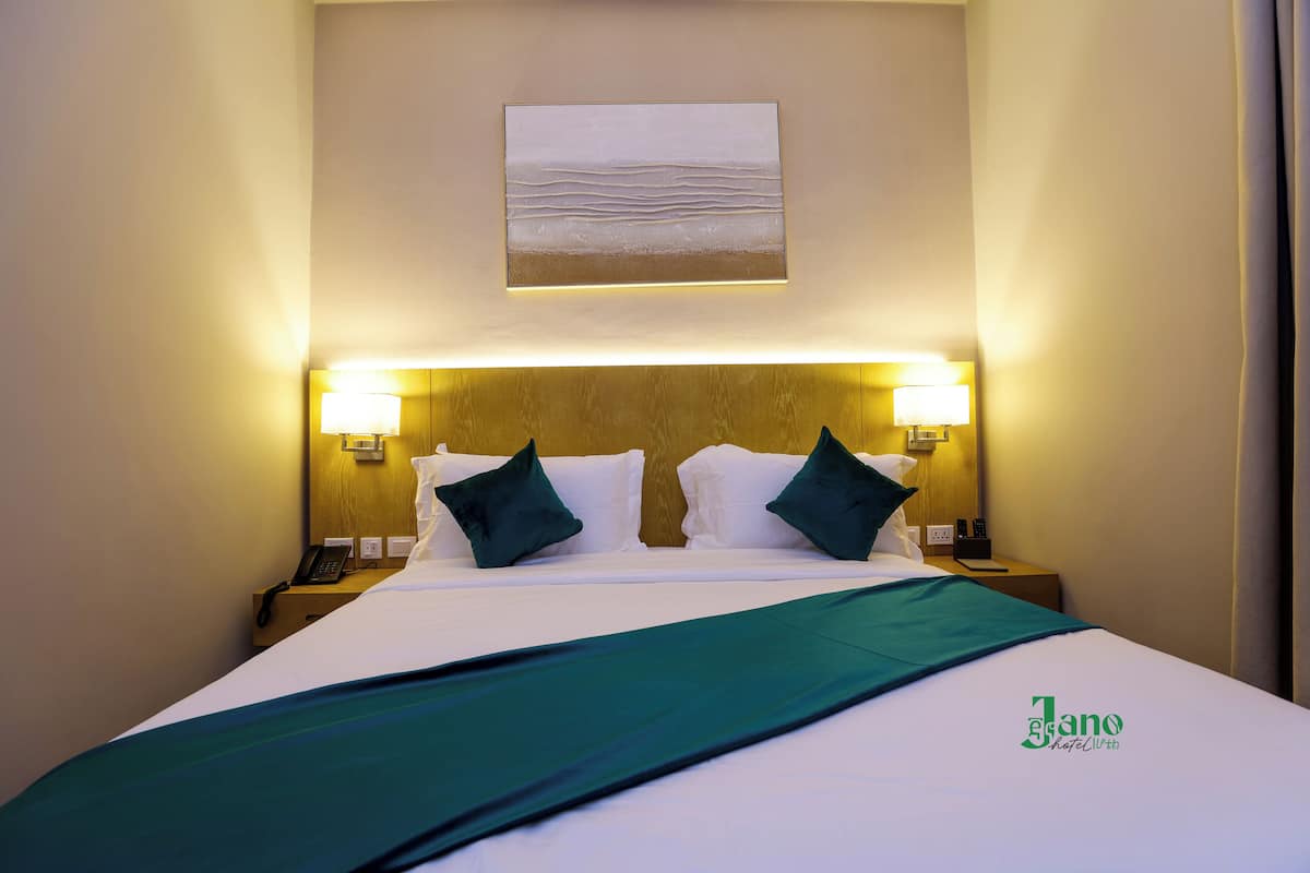 Värdeförvaringsskåp på rummet, mörkläggningsgardiner och ljudisolering