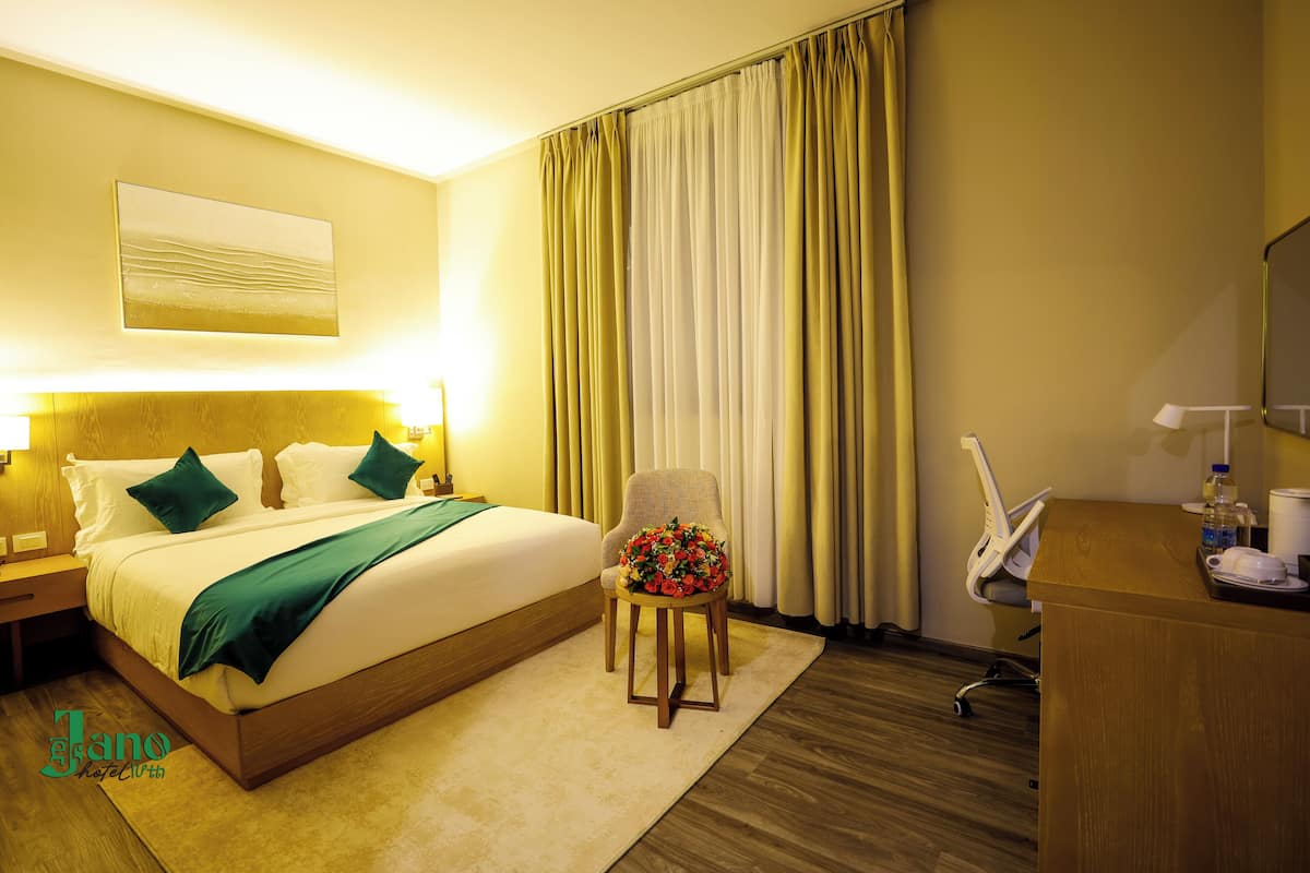 Värdeförvaringsskåp på rummet, mörkläggningsgardiner och ljudisolering