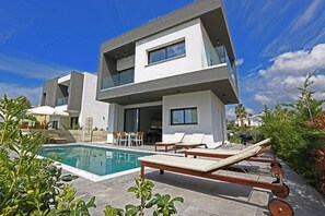 Pool - Villa Yria – Modern Comfort in the Heart of Coral Bay (Peyia Paphos)