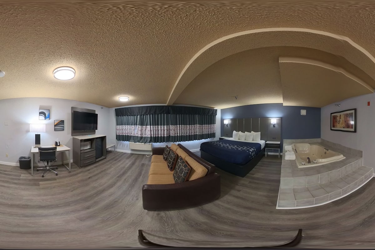 Luxury Room, 1 King Bed, Jacuzzi Non-Smoking