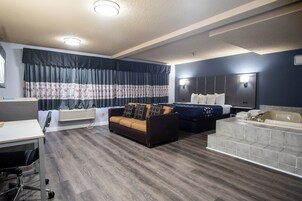 Luxury Room, 1 King Bed, Jacuzzi Non-Smoking | 1 bedroom, desk, blackout drapes, soundproofing
