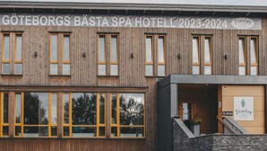 Fachada de hotel con un letrero que dice 'GOTEBORG'S BASTA SPA HOTEL 2023-2024'.