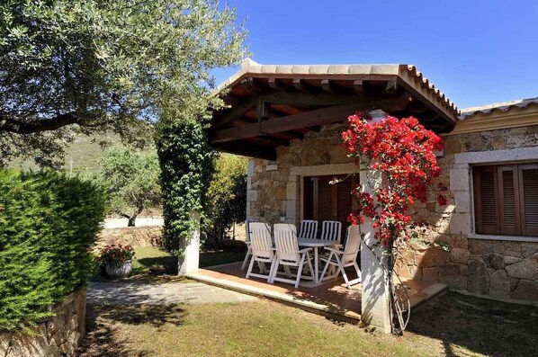 Maison (Ferienhaus Zweizimmerwohnung mit WLAN) | Terrasse/Patio