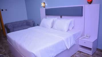 Escritorio, espacio para trabajar con laptop y wifi gratis