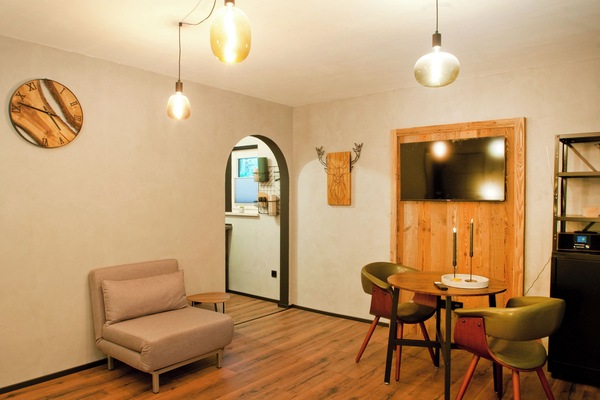 Ferienwohnung Waldgeflüster (DE Staudach-Egerndach) - Markus Marijana - 150-Sitzmöglichkeit und TV in der Ferienwohnung Waldgeflüster