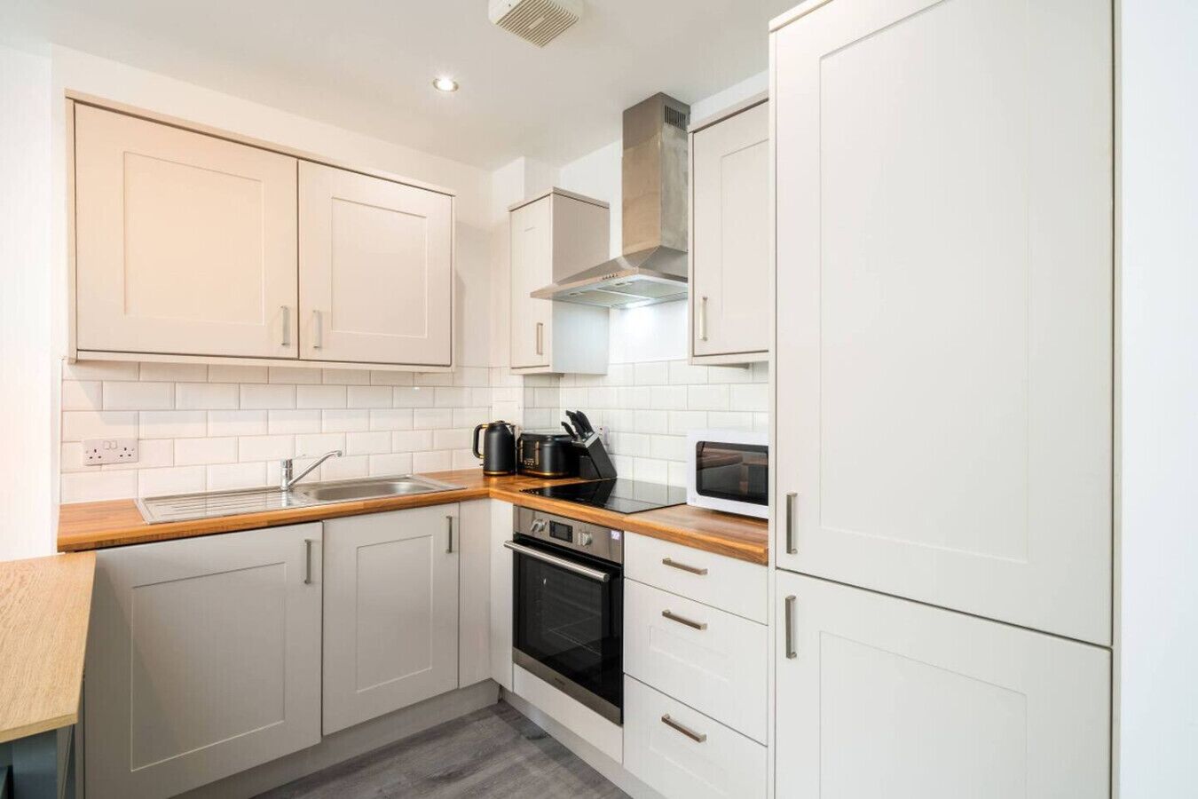 Kjøleskap, mikrobølgeovn, ovn og kokeplater